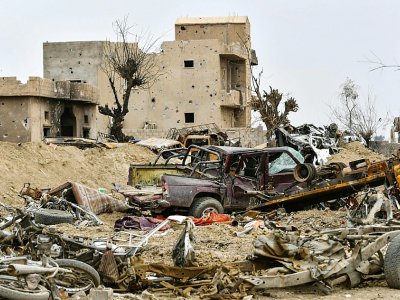 Photo du 24 mars 2019 de véhicules détruits et de bâtiments endommagés par les combats dans le village de Baghouz, dans l'est de la Syrie, au lendemain de la chute du "califat" du groupe jihadiste Etat islamique (EI) - GIUSEPPE CACACE [AFP]