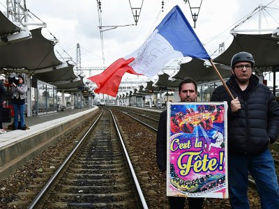 Des forains manifestent sur les rails au Mans, le 25 mars 2019, pour pouvoir continuer à travailler dans le centre-ville - JEAN-FRANCOIS MONIER [AFP]