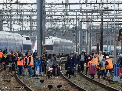 Les passagers du TGV Nantes-Rennes évacués alors que des forains manifestent sur une voie, au Mans, le 25 mars 2019 - Jean-Francois MONIER [AFP]