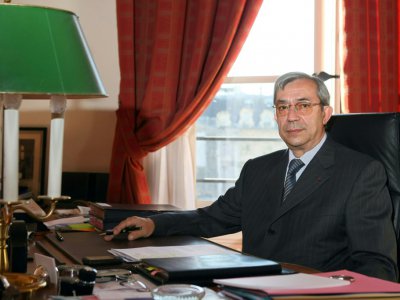 Gilbert Azibert dans son nouveau bureau de secrétaire général du ministère de la Justice à Paris, le 24 juillet 2008 - THOMAS COEX [AFP]