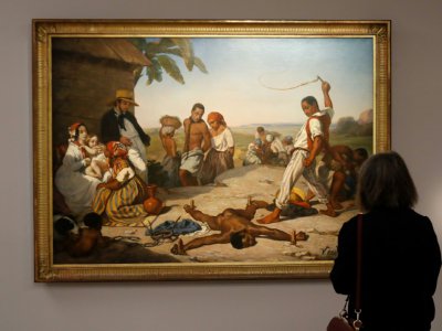 La toile "Le châtiment des quatre piquets dans les colonies" de Marcel Antoine Verdier, présenté à l'exposition "Le modèle noir de Géricault à Matisse", au musée d'Orsay, le 25 mars 2019 - FRANCOIS GUILLOT [AFP]
