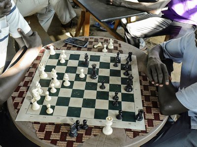 Une partie d'échecs au club Munuki à Juba, au Soudan du Sud, le 2 mars 2019 - SIMON MAINA [AFP]