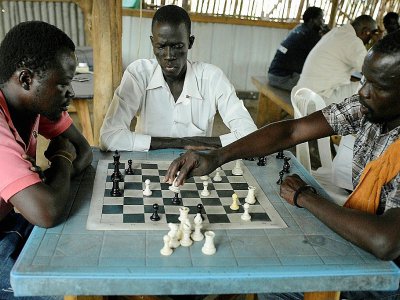Deux joueurs du club d'échecs Munuki, à Juba, au Soudan du Sud, s'affrontent sous les yeux d'un spectateur, le 2 mars 2019 - SIMON MAINA [AFP]