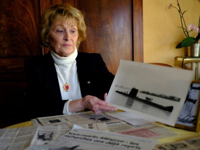 Therese Scheirmann-Descamps, dont le mari a disparu en 1968 dans le naufrage du sous-marin la Minerve, montre des documents de ses archives personnelles, le 20 février 2019 à son domicile de Toulon - Boris HORVAT [AFP]