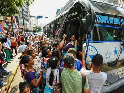 Files d'attente pour prendre un bus à Caracas pendant la nouvelle panne électrique, le 26 mars 2019 - Juan BARRETO [AFP]