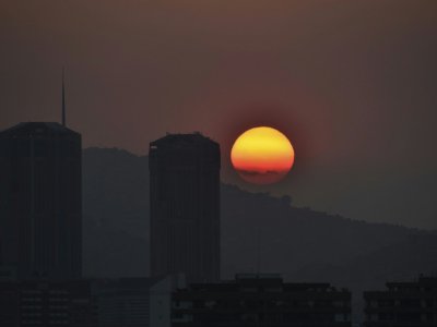 Coucher de soleil sur Caracas pendant la deuxième grande panne d'électricité, le 25 mars 2019 - YURI CORTEZ [AFP]