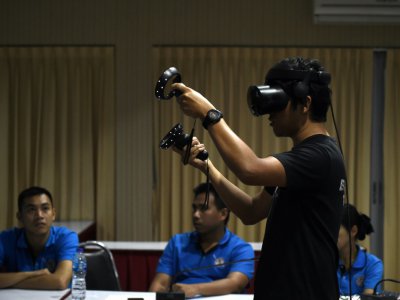 Un expert de la police scientifique s'entraîne, grâce à la réalité virtuelle, à réagir face à une scène de catastrophe, le 26 février 2019 à Chonburi, en Thaïlande - Lillian SUWANRUMPHA [AFP]
