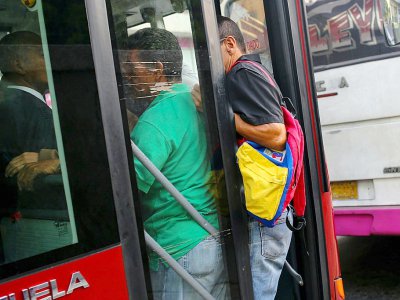 Bus bondé à Caracas le 27 mars 2019 en raison de la mégapanne de courant - Cristian HERNANDEZ [AFP]