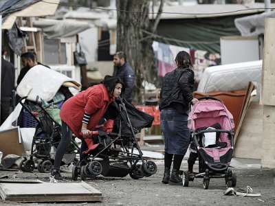 Des membres de la communauté rom dans le camp de Bobigny, le 27 mars 2019 deux jours après que le camp a été attaqué suite à des fausses rumeurs d'enlèvement - KENZO TRIBOUILLARD [AFP]