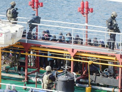 Des soldats et des migrants à bord du pétrolier ravitailleur Elhiblu 1 à quai dans le port de La Valette, le 28 mars 2019 à Malte - Matthew MIRABELLI [AFP]
