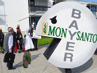 Manifestation contre le rachat de Monsanto par le groupe allemand Bayer, le 25 mai 2018 à Bonn (Allemagne) - Patrik STOLLARZ [AFP/Archives]