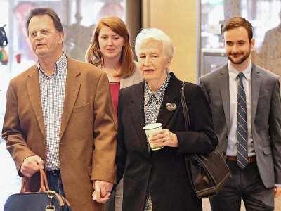 Edwin Hardeman (G) quitte le tribunal avec sa femme Mary Hardeman (D) après avoir remporté son procès contre Monsanto, le 27 mars 2019 à San Francisco - Josh Edelson [AFP]