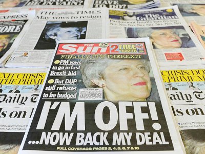 Les Une des journaux britanniques sur la démission possible de la Première ministre Theresa May pour sauver l'accord de Brexit, le 28 mars 2019 à Londres - DANIEL SORABJI [AFP]