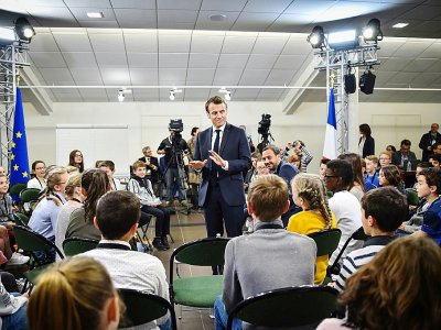 Emmanuel Macron converse avec des enfants le 28 mars 2019 à Beaupreau-en-Mauges - LOIC VENANCE [AFP]