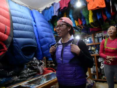 Furdiki Sherpa et Nima Doma Sherpa dans un magasin d'équipement pour les alpinistes à Katmandou le 12 février 2019 - PRAKASH MATHEMA [AFP]