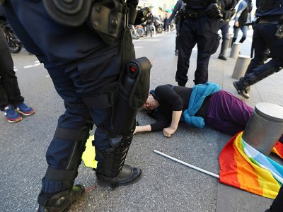 Geneviève Legay, à terre, blessée pendant la manifestation des gilets jaunes, le 23 mars 2019 à Nice - Valery HACHE [AFP]