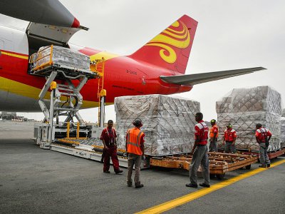 Déchargement de médicaments et de matériel médical d'un avion chinois à l'aéroport de Maiquetia, dans le nord du Venezuela, le 29 mars 2019 - Yuri CORTEZ [AFP]