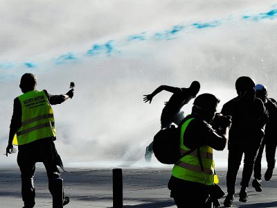 La police utilise des canons à eau pour disperser une manifestation de "gilets jaunes", le 23 mars 2019 à Bordeaux - GEORGES GOBET [AFP/Archives]