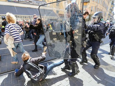 Heurts entre policiers et "gilets jaunes", le 23 mars 2019 à Nice - Valery HACHE [AFP/Archives]