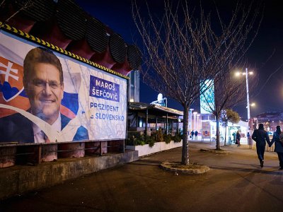 Une affiche électorale du candidat à la présidentielle Maros Sefcovic, le 29 mars 2019 à Bratislava, en Slovaquie - VLADIMIR SIMICEK [AFP]