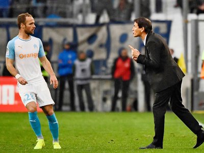 L'entraîneur de Marseille Rudi Garcia en discussion avec Valère Garmain lors du match nul à domicile 2-2 face à Angers en 30e journée de L1 le 30 mars 2019 - Christophe SIMON [AFP]