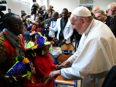 Le pape François salue des enfants dans un centre géré par l'ONG catholique Caritas où sont accueillis des migrants, le 30 mars 2019 à Rabat, au Maroc - Alberto PIZZOLI [AFP]