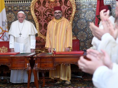 Le pape François (g) et le roi du Maroc Mohammed VI après la signature d'un texte commun appelant à la "coexistence pacifique" à Jérusalem, le 30 mars 2019 à Rabat - Fadel SENNA [AFP]