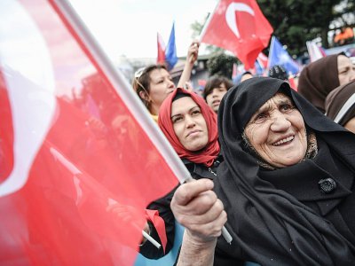 Des sympathisantes du parti AKP du président turc Recep Tayyip Erdogan participent à un meeting avant les municipales dans le quartier de Bayrampasa, le 30 mars 2019 à Istanbul - Ozan KOSE [AFP]
