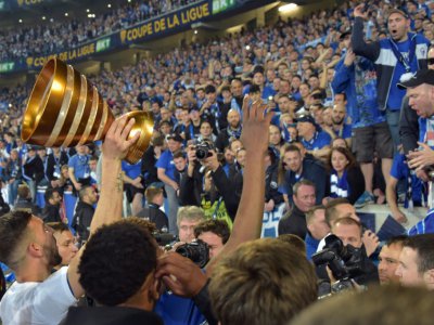 Les joueurs de Strasbourg présentent la Coupe de la Ligue aux supporters après leur victoire contre Guingamp en finale au stade Pierre-Mauroy, le 30 mars 2019 - Philippe HUGUEN [AFP]