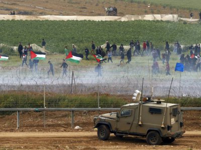 Un véhicule militaire israélien est posté près de la barrière frontalière entre Israël et la bande de Gaza, où des dizaines de milliers de Palestiniens manifestent, le 30 mars 2019, photographié depuis le kibbutz israélien de Nahal Oz - Jack GUEZ [AFP]