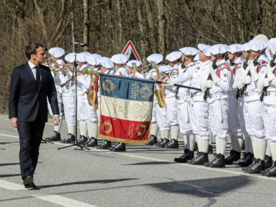 Emmanuel Macron fait la revue des troupes sur le plateau des Glières, haut lieu symbolique de la résistance, le 31 mars 2019 - ludovic MARIN [POOL/AFP]
