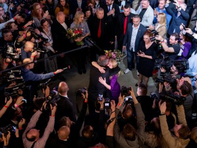 Le chef de l'Etat slovaque Andrej Kiska félicite Zuzana Caputova après sa victoire à l'élection présidentielle, à Bratislava, le 30 mars 2019 - JOE KLAMAR [AFP]