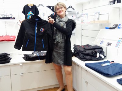 Ivana Foucart, propriétaire de la boutique de l'Armada 2019, présente une veste à l'effigie de l'Armada 2019. - Héloïse Weisz