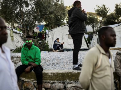 Des migrants dans le camp de réfugiés de Moria sur l'île grecque de Lesbos, le 19 mars 2019 - ARIS MESSINIS [AFP]