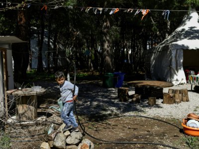 Un enfant joue dans le camp de réfugiés de  Pikpa à Mytilène sur l'île grecque de Lesbos, le 18 mars 2019 - ARIS MESSINIS [AFP]