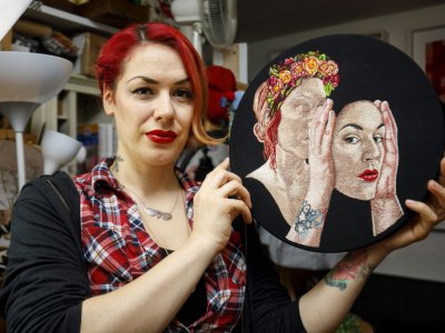 L'artiste allemande Jess de Wahls dans son atelier de broderie, à Londres, le 8 mars 2019 - TOLGA AKMEN [AFP]