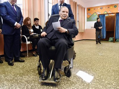 Le président algérien Abdelaziz Bouteflika vote lors des élections locales, le 23 novembre 2017 à Alger - RYAD KRAMDI [AFP/Archives]