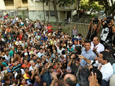 Le leader de l'opposition vénézuélienne Juan Guaido (D) s'adresse à la foule lors d'un rassemblement à San Bernardino dans la banlieue de Caracas le 1er avril 2019 - Federico Parra [AFP]