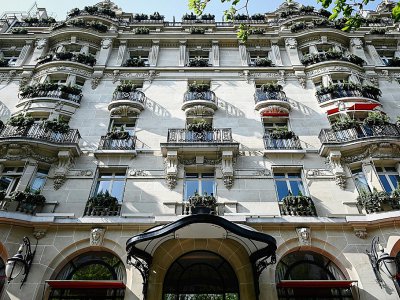 Le "Plaza Athénée", à Paris, un des neuf grands hôtels détenus par le sultanat de Bruneï, que des célébrités du spectacle appellent à boycotter pour protester contre l'instauration de la peine de mort pour les homosexuels et les couples adultères - PHILIPPE LOPEZ [AFP]