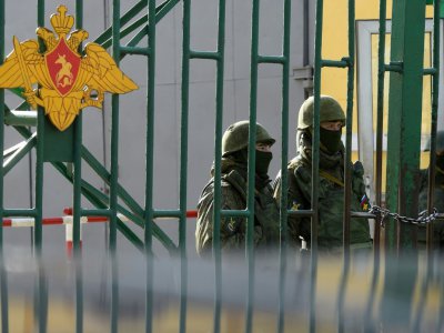Des soldats à l'entrée de l'académie militaire Mojaïski où une explosion s'est produite, le 2 avril 2019 à Saint-Pétersbourg - OLGA MALTSEVA [AFP]