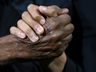 Poignée de mains entre Kylian Mbappé et Pelé à l'Hôtel Lutetia le 2 avril 2019 - FRANCK FIFE [AFP]