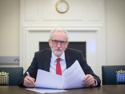Le chef de l'opposition Jeremy Corbyn pose avec une copie de la Déclaration politique, un texte portant sur la future relation entre le Royaume-Uni et l'UE, le 2 avril 2019 dans son bureau du Parlement britannique, à Londres - Stefan Rousseau [POOL/AFP]