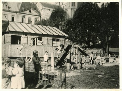 Crèche de la Croix-Rouge Suisse installée dans les baraquements de l'esplanade de l'Abbaye-aux-Hommes. - Archives Ville de Caen
