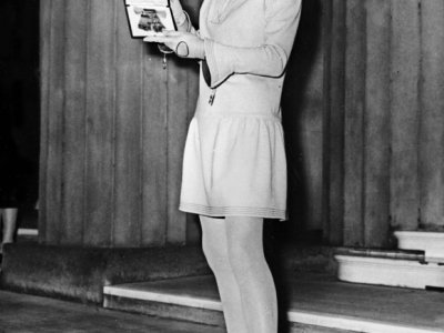 Mary Quant pose le 16 novembre 1966 avec l'Ordre de l'empire britannique remis par la reine Elizabeth II. - STAFF [CENTRAL PRESS/AFP]
