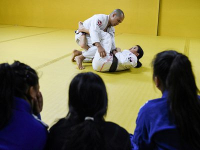 La championne de jiu-jitsu Meggie Ochoa (d) lors d'un entraînement avec ses élèves, le 5 février 2019 à Manille, aux Philippines - TED ALJIBE [AFP]