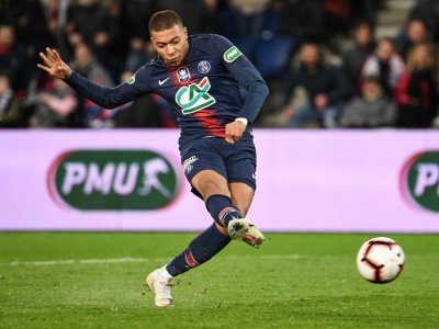 L'attaquant du PSG Kylian Mbappé marque sur penalty contre Nantes en demi-finale de Coupe de France, le 3 avril 2019 au Parc des Princes - Anne-Christine POUJOULAT [AFP]