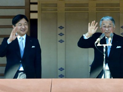 L'empereur du Japon Akihito (D) et le orince héritier Naruhito le 2 janvier 2019 au Palais impérial de Tokyo - Kazuhiro NOGI [AFP/Archives]