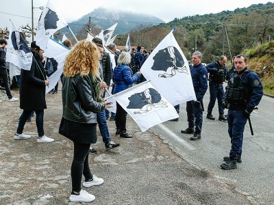 Emmanuel Macron accueilli à Cozzano en Corse par des dizaines de drapeaux corses encadrés par les forces de l'ordre, le 4 avril 2019 - PASCAL POCHARD-CASABIANCA [AFP]