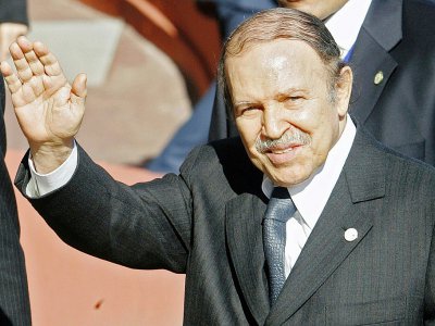 Le président démissionnaire algérien Abdelaziz Bouteflika, le 15 février 2007 lors d'un sommet France-Afrique à Cannes, dans le sud-est de la France - LIONEL CIRONNEAU [POOL/AFP/Archives]