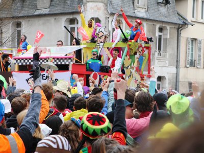 L'ambiance est à son comble sur les chars du carnaval de Caen. - Léa Quinio